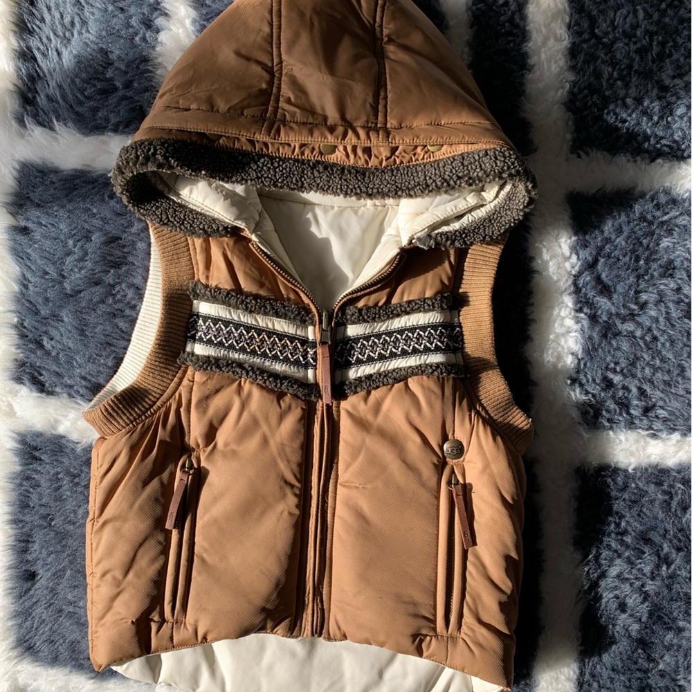 UGG AUSTRALIA Girls Sz 5 reversible vest.